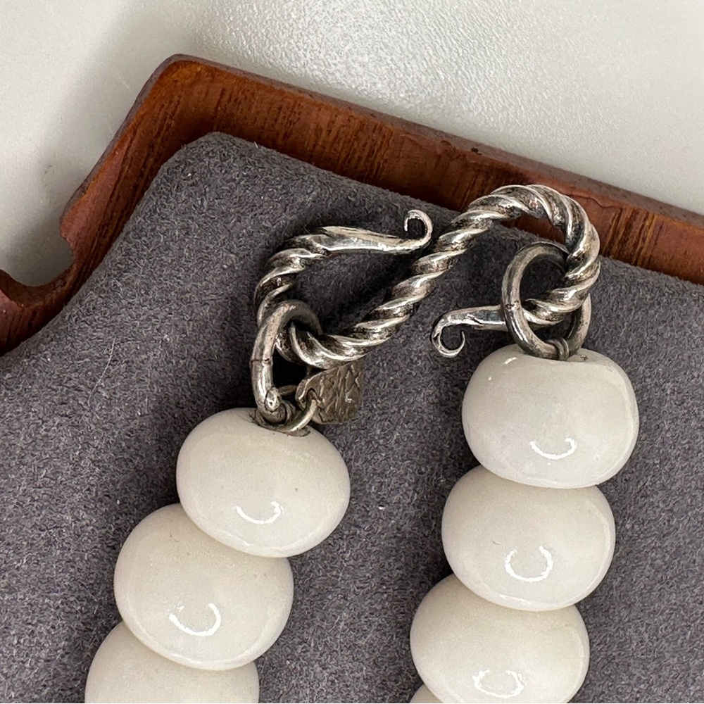 Heavy White Stone Beaded Necklace Chunky Graduated Bead Twisted Silver Clasp VTG - Picture 3 of 7